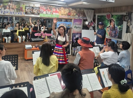 ‘요들처럼 살아라’ 저자 이은경 K-요들협회 회장, 왜 지금 K-요들 아카데미에...